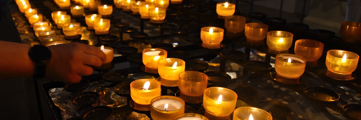 En m�ngd v�rmeljus i gula och orange ljusstakar lyser i Taiz�.