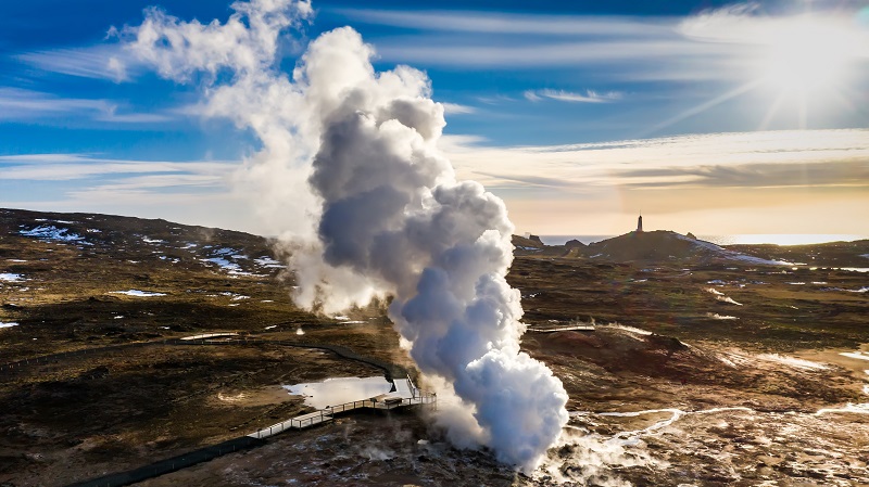 �nga fr�n en varm k�lla p� Reykjanes stiger mot skyn, i ett svagt sluttande gr�slandskap.