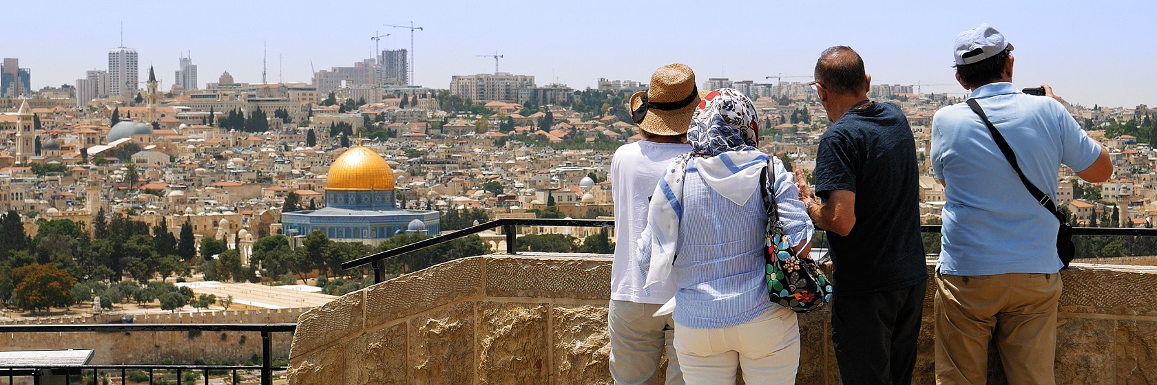 Fyra personer st�r p� Olivberget och blickar ner �ver Tempelberget och gamla Jerusalem.