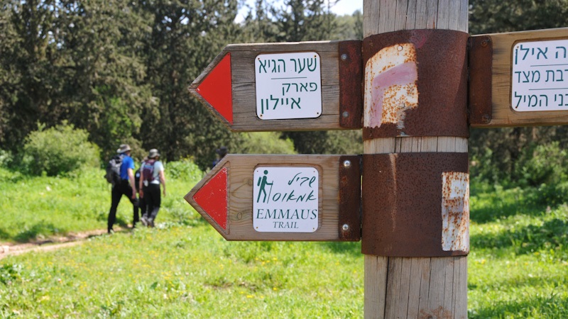 V�gvisare f�r Emmausstigen och tv� vandrare p� v�g dit.