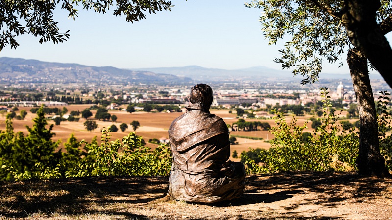 Bronsstaty av Franciscus som blickar ut �ver landskapet nedanf�r Assisi.