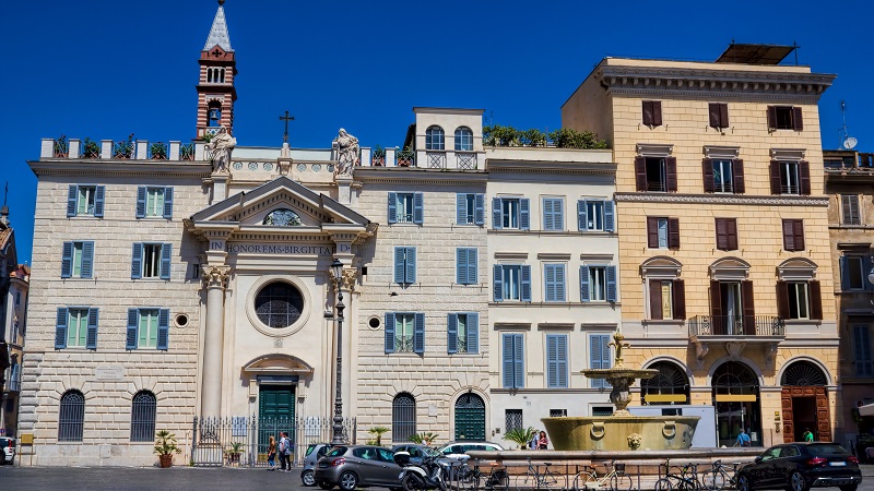 Birgittasystrarnas hus i Rom, i beigevitt tegel och bl� f�nsterluckor.