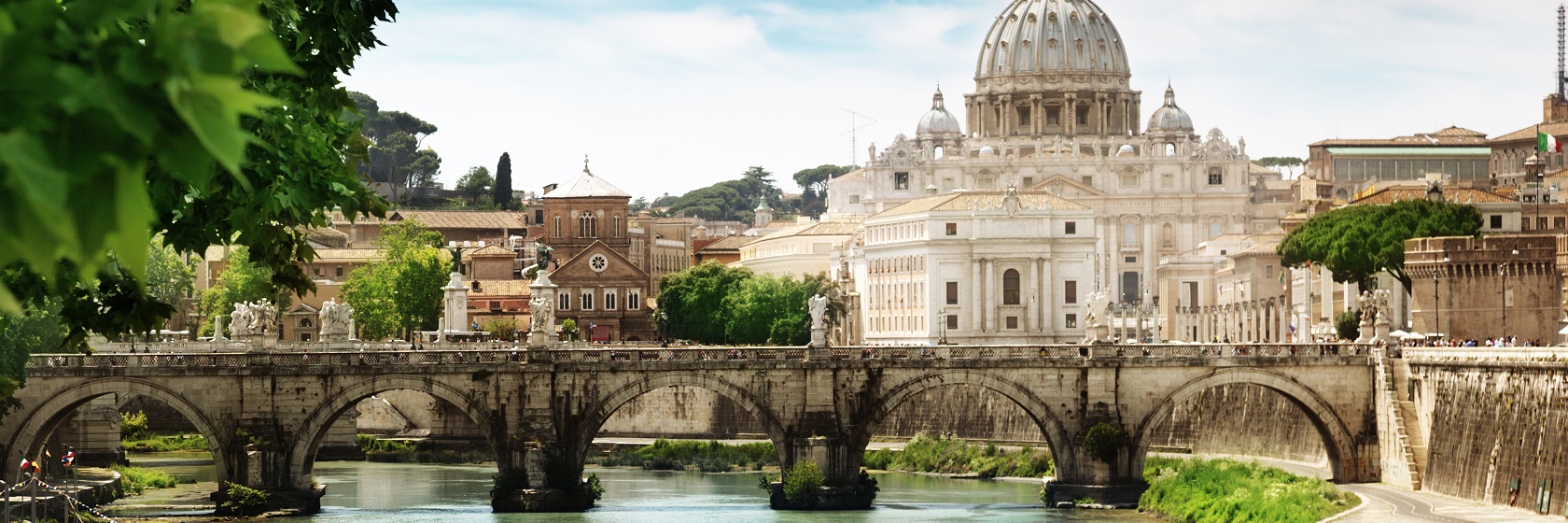 Vy �ver floden Tibern och Peterskyrkan som lyser vitaktigt.