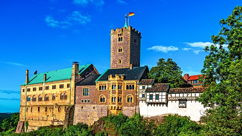 Fasad av borgen Wartburg mot klarbl� himmel, d�r Martin Luther �versatte Bibeln till tyska.