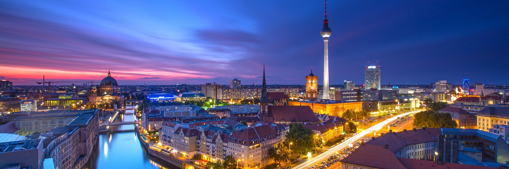 Berlin i skymningen, floden Spree lyses fortfarande upp av bl� himmel och lamporna har b�rjat t�ndas.