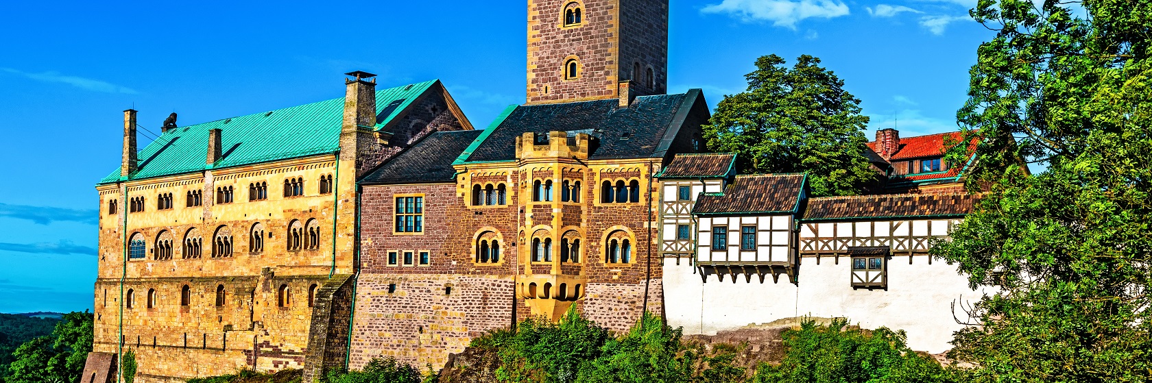 Fasad av borgen Wartburg där Martin Luther översatte Bibeln till tyska.